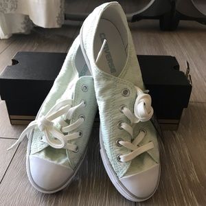 Converse women’s dainty ox sneaker size 7